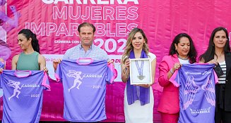 Presentan playera y medalla de la Carrera “Mujeres Imparables” en Puebla