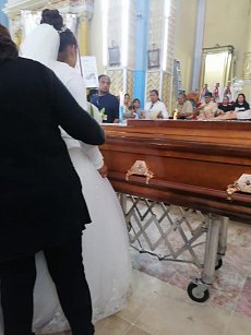 Vestida de novia y a pie del altar se despide de "El Bola" en Acuitlapilco