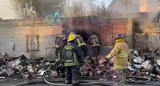 Bomberos controlan incendio en casa abandonada en Puebla