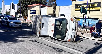 Joven conductor vuelca su camioneta sobre el Bulevar Guillermo Valle en Tlaxcala