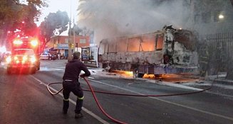 Incendio consume camión en Coyoacán: bomberos controlan la emergencia