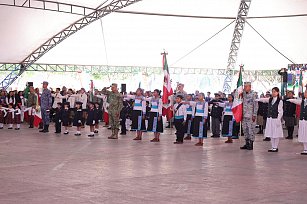  Tlaxcala conmemora el Día de la Bandera con acto simultáneo nacional