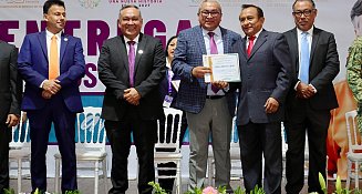 Reconocen a 321 docentes en Tlaxcala por 30 y 40 años de servicio en Día del Maestro