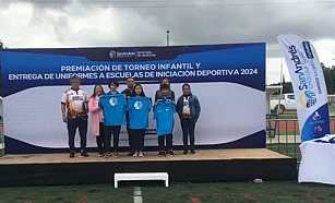 Edmundo Tlatehui entrega uniforme y premia a ganadores del torneo de futbol San Andrés Cholula 2024