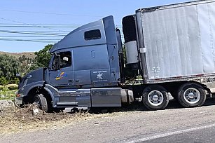 Accidente de tráiler en Tlalnepantla genera afectaciones viales