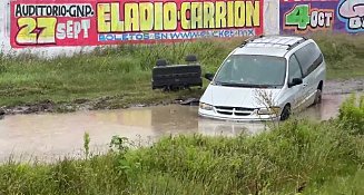 Camioneta Voyager gris desvalijada y atascada en Prolongación San Lorenzo