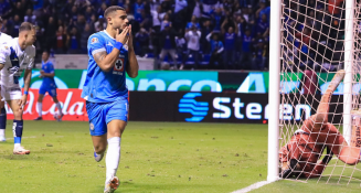 Cruz Azul vence a Puebla 2-1 y asegura el liderato de la Liga MX