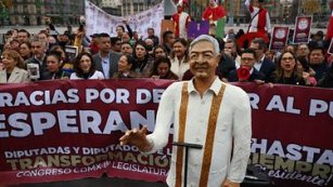 Simpatizantes despiden a AMLO con fiesta y música frente a Palacio Nacional