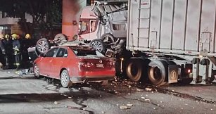 Camioneta familiar cae de puente en la lomita y deja tres heridos