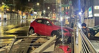 Joven impacta su vehículo contra estación del metro Salto del Agua en CDMX