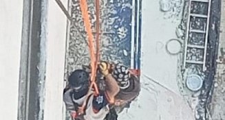 Bomberos rescatan a trabajador suspendido a 30 metros de altura en San Andrés Cholula