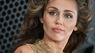 Miley Cyrus enfrenta demanda por supuesto plagio en su éxito "Flowers"