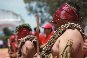 Solemne procesión de "engrillados" conmueve a Atlixco este Viernes Santo