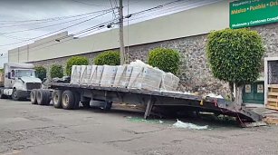 Tráiler se hunde en calle de Puebla por concreto en mal estado: no hay heridos