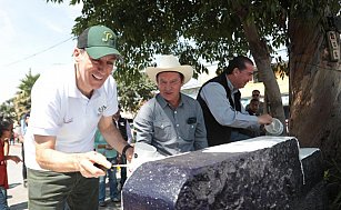 Rehabilitan parque en San Felipe Hueyotlipan con faena de conservación