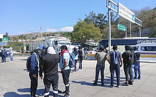 Normalistas de Ayotzinapa bloquean parcialmente la Autopista del Sol en Chilpancingo