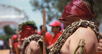Solemne procesión de "engrillados" conmueve a Atlixco este Viernes Santo