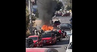 Incendio en la 11 Sur de Puebla: Automóvil en llamas causa alarma