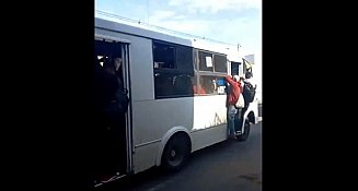 Video viral: Pasajeros colgados de la Ruta 4 en Puebla genera polémica