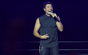 Chayanne sorprende a fans al responder a gritos de "papi" en concierto