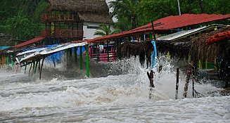 Huracán John causa estragos en Acapulco: inundaciones y cierre de vías