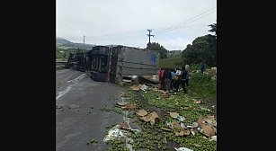 Volcadura de tráiler en autopista México-Veracruz provoca rapiña y bloqueo vial