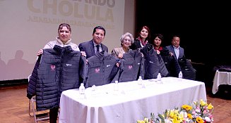 Inicia Gobierno de Cholula entrega de 4 mil 500 chamarras a adultos mayores