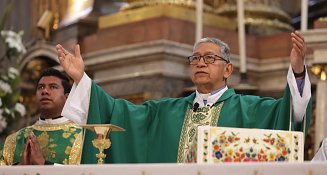 La violencia en México sigue cobrando vidas, dejando a su paso un rastro de dolor e impunidad. Durante la misa dominical en la Catedral de Puebla, el obispo auxiliar Tomás López Durán elevó plegarias por Natalia Andrade, víctima de feminicidio en Lomas de Angelópolis, así como por los periodistas asesinados Cristian Zavala en Guanajuato y Martín Ruelas en Guerrero, y por el activista Cristino Castro, ejecutado en Oaxaca.  Desde el altar, el prelado denunció la crisis de inseguridad, destacando el impacto de la violencia intrafamiliar y la corrupción que afecta a la sociedad. “Vivimos tiempos de dolor y muerte, donde el odio y el resentimiento destruyen familias y comunidades”, expresó ante los fieles.  Natalia Andrade: feminicidio que sacude a Puebla El caso de Natalia Andrade, una mujer de nacionalidad argentina, ha generado indignación. Su cuerpo fue hallado con huellas de violencia el pasado 2 de marzo en el Clúster Querétaro, en Lomas de Angelópolis. Las primeras investigaciones señalan que falleció por un traumatismo causado por un objeto contundente. Su expareja sentimental es el principal sospechoso del crimen.   El obispo pidió justicia para ella y para todas las víctimas de feminicidio, recordando que la violencia de género sigue siendo una emergencia social en el país.  México enlutado por asesinatos de periodistas y activistas Además del feminicidio de Natalia, la Iglesia oró por los periodistas Cristian Zavala y Martín Ruelas, asesinados en Guanajuato y Guerrero, respectivamente, y por Cristino Castro, activista ultimado en Oaxaca.  Ante esta situación, López Durán llamó a la ciudadanía a unirse en la lucha contra la impunidad, la violencia y la corrupción, destacando el esfuerzo de jóvenes y voluntarios en iniciativas como Cáritas y los Comedores Palafox.