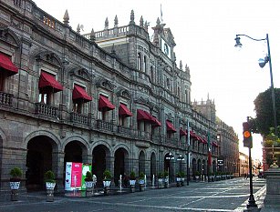 Ex administración de Puebla niega irregularidades financieras y defiende su gestión