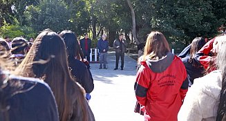 Omar Muñoz dialoga con jóvenes sobre la importancia de erradicar la violencia hacia las mujeres