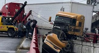 Tráiler queda a punto de caer en Tlalnepantla: caos vial y cierre de avenidas