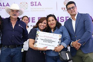 Cuéllar Cisneros destaca el papel de la mujer rural y entrega desgranadoras para impulsar el campo en Tlaxcala
