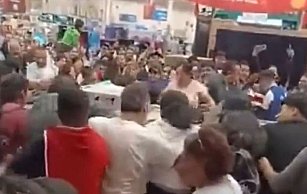 Pelea campal en WalMart Tehuacán: 50 personas por una pantalla