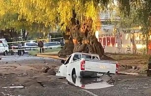 Mega socavón en Ecatepec: camioneta atrapada y vecinos exigen solución