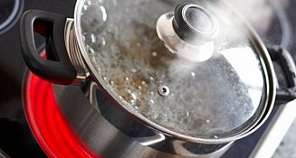 ¿Has notado el agujero en las tapas de vidrio? No es solo decoración