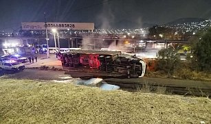 Tráiler vuelca en Av. López Portillo y causa caos vial en Cuautitlán Izcalli