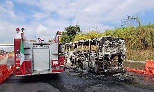 Autobús se incendia en la Puebla-Veracruz y queda reducido a escombros