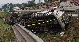 Volcadura mortal de tractocamión en autopista Puebla-Veracruz; conductor muere