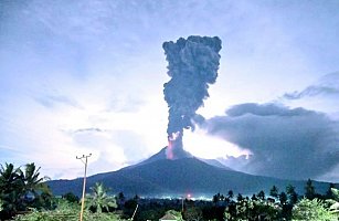 Erupciones del volcán Lewotobi Laki-Laki en Indonesia dejan 10 muertos