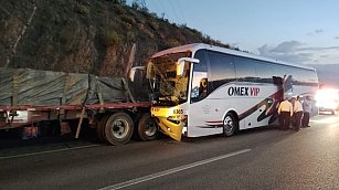 Accidente entre autobús y tráiler en Nuevo León deja 20 heridos; chofer investigado