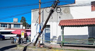 Vecinos exigen solución urgente tras caída de poste en San Esteban Tizatlán