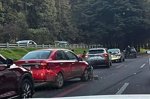 Accidente con cinco autos afecta tránsito en la México-Toluca hacia CDMX