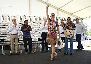 Sheinbaum impulsa fertilizantes gratuitos: apoyo histórico a campesinos