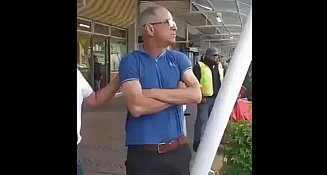 Presunto clonador de tarjetas es retenido por vecinos en Puebla