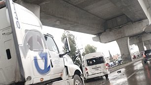 Aparatoso accidente en la autopista México-Puebla causa tráfico y cierres