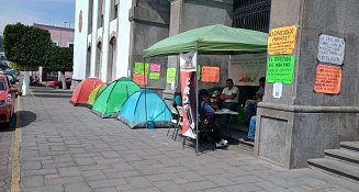 Trabajadores del ITS Tlaxco siguen en plantón por despidos injustos