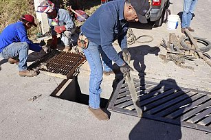 Omar Muñoz supervisa reparación de alcantarilla en Sanctorum, en beneficio de la comunidad