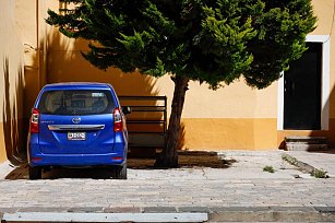 Indignación en Tlaxcala: ¡Estacionan autos junto al templo histórico!