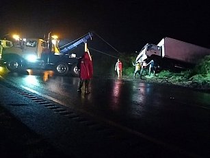 Volcadura en autopista Orizaba-Puebla causa cierre y daños materiales graves