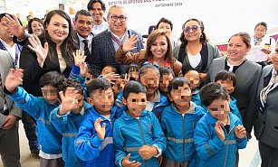 Gobernadora entrega apoyos económicos a escuelas de Tlaxcala para mejorar infraestructura